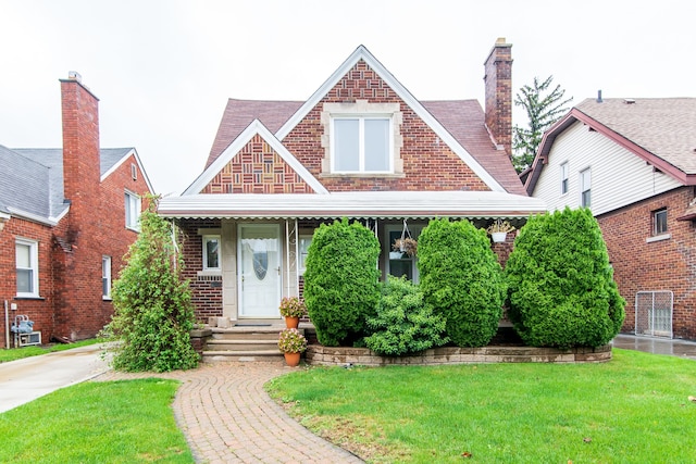 view of front facade featuring a front lawn and brick siding