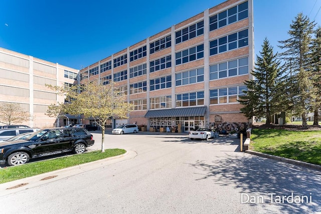 930 Washington Ave Unit 5H, Muskegon, MI 49441 - view of building exterior featuring uncovered parking