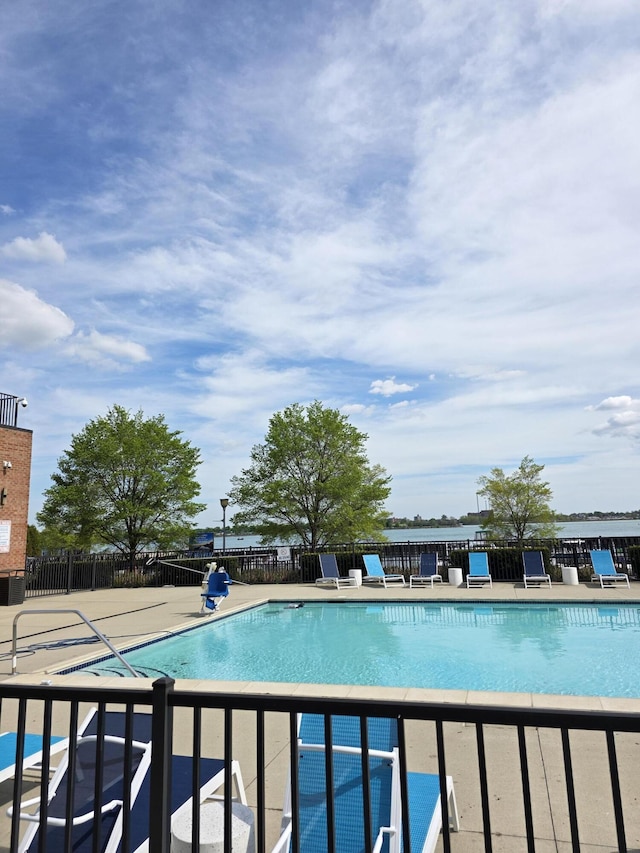 3320 Spinnaker Ln Unit 15E, Detroit, MI 48207 - community pool featuring fence and a patio
