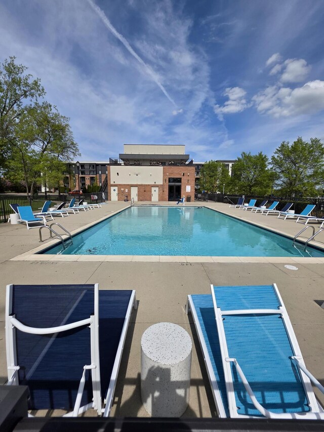 3320 Spinnaker Ln Unit 15E, Detroit, MI 48207 - community pool featuring fence and a patio area