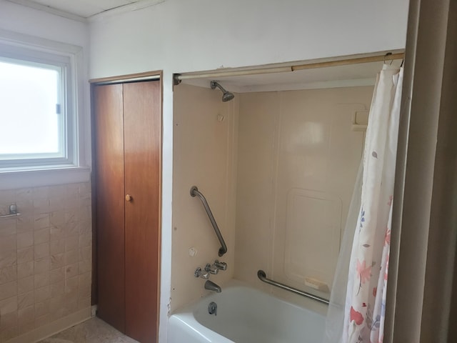 bathroom featuring shower / tub combo