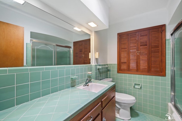2330 Ashby St, Trenton, MI 48183 - full bath featuring a shower with shower door, toilet, ornamental molding, vanity, and tile walls