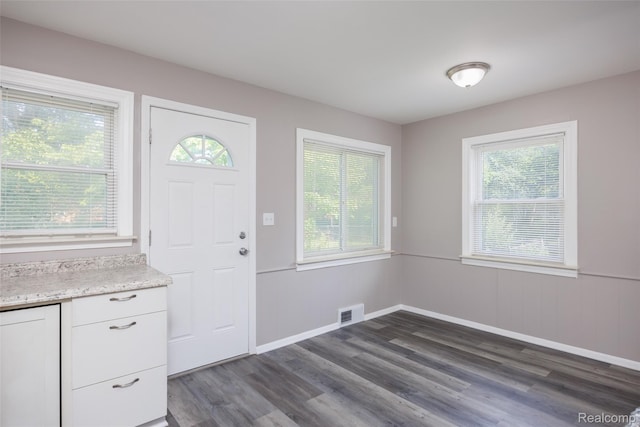 21815-21811 Coolidge, Oak Park, MI 48237 - entrance foyer featuring dark wood-style flooring and baseboards