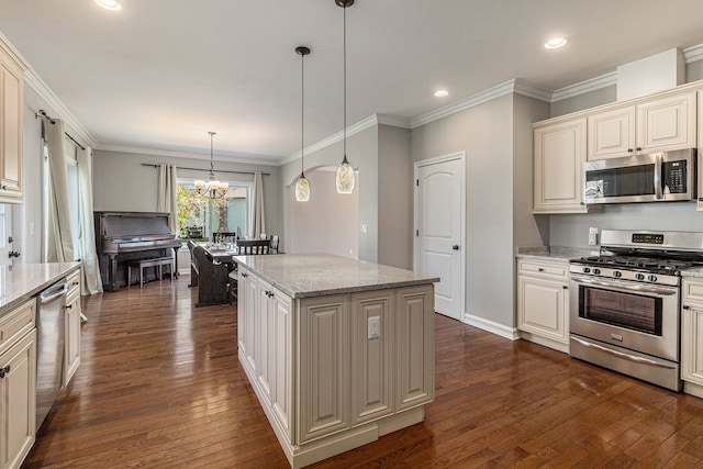 kitchen featuring stainless steel appliances, dark wood-type flooring, a chandelier, a center island, and crown molding