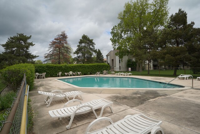 32013 W 12 Mile Rd Unit 306, Farmington Hills, MI 48334 - community pool with a patio and fence