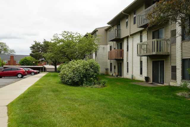 32013 W 12 Mile Rd Unit 306, Farmington Hills, MI 48334 - view of green lawn