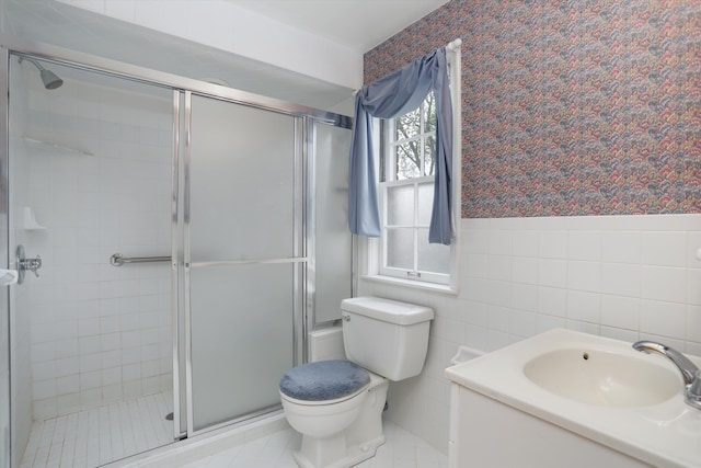 1133 Balfour St, Grosse Pointe Park, MI 48230 - bathroom featuring a shower stall, toilet, wainscoting, wallpapered walls, and tile walls