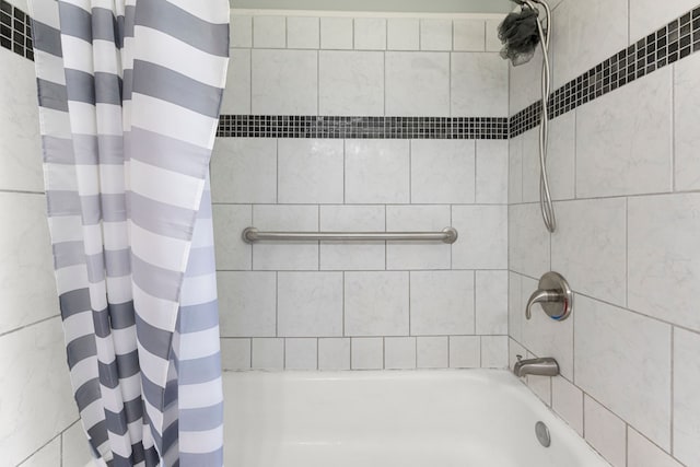full bath with shower / tub combo with curtain