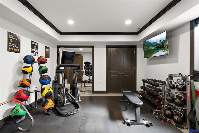 exercise room featuring crown molding, baseboards, and recessed lighting