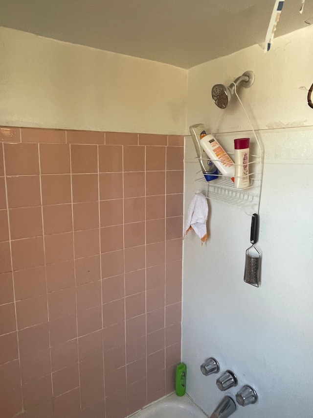 bathroom view of shower / bathtub combination