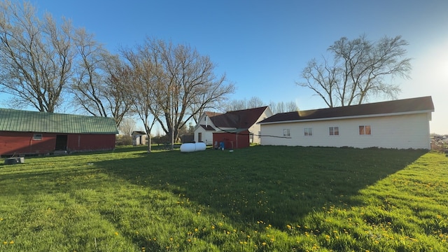 view of green lawn featuring an outdoor structure