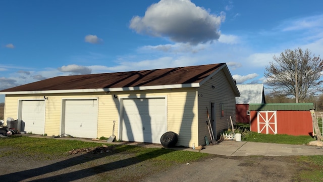 view of outdoor structure featuring an outdoor structure