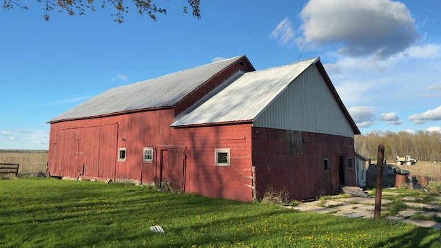 view of barn with a yard