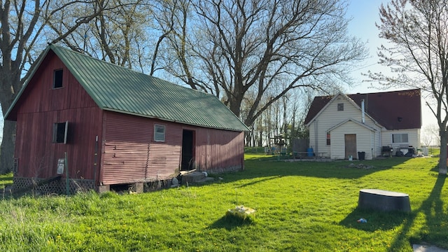 view of barn featuring a lawn