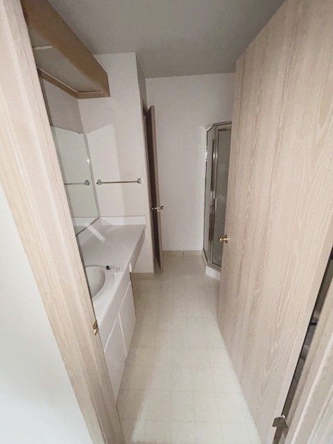 full bath featuring a shower stall