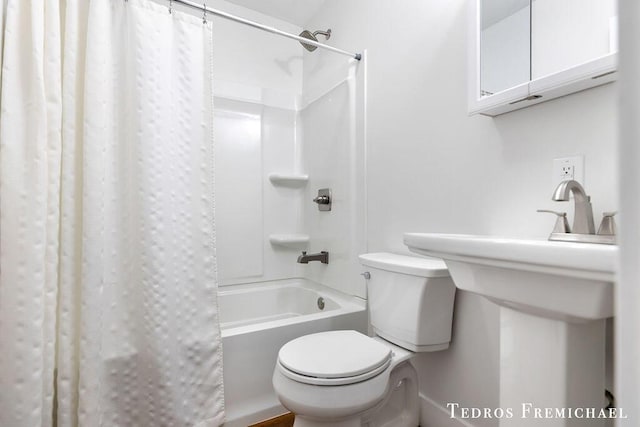 full bathroom featuring toilet and shower / tub combo with curtain