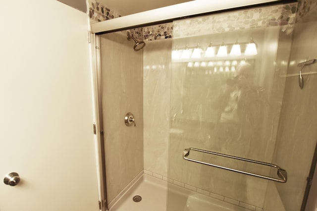 full bathroom featuring a shower