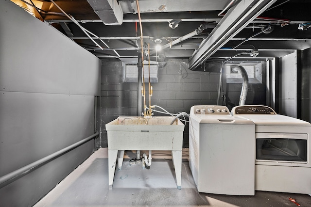 839 E Hayes Ave, Hazel Park, MI 48030 - laundry area with washer and dryer