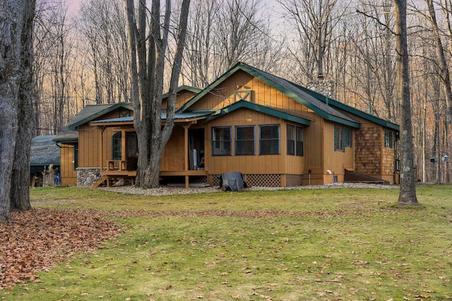 view of front facade with a front yard