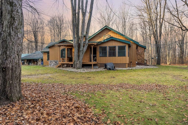 view of front of house featuring a front lawn