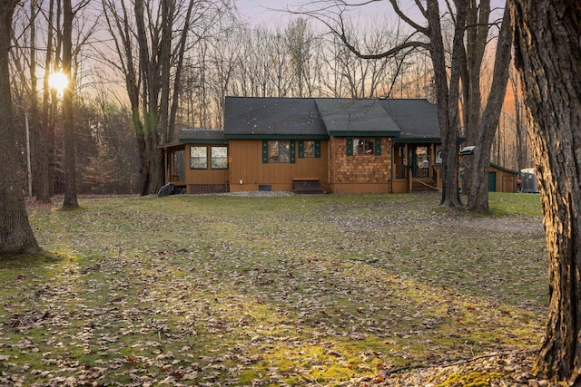 view of front of house featuring crawl space and a front yard