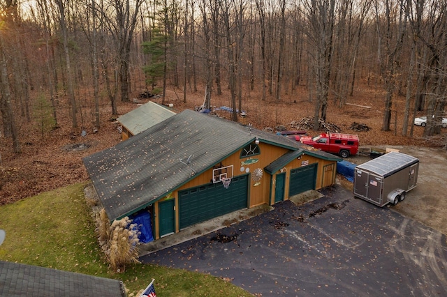view of front facade with driveway