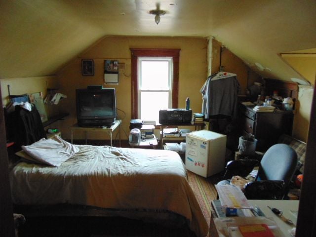 50 Glendale St, Highland Park, MI 48203 - bedroom featuring vaulted ceiling