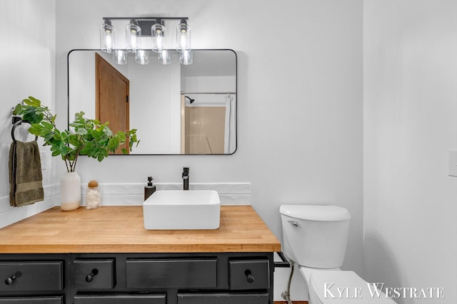 full bath with vanity, toilet, and a shower with shower curtain