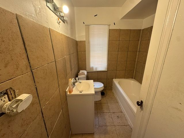 14611 Washburn St, Detroit, MI 48238 - full bath featuring toilet, tile walls, tile patterned floors, and vanity