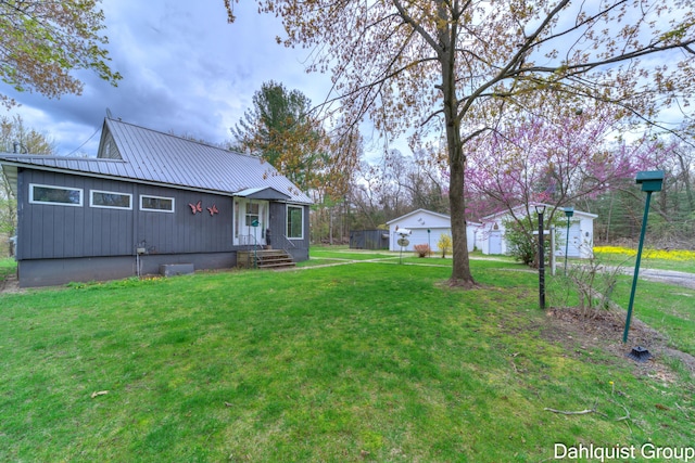 view of front of house with a front lawn and metal roof
