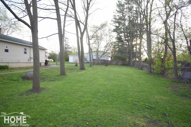 view of yard with an outbuilding