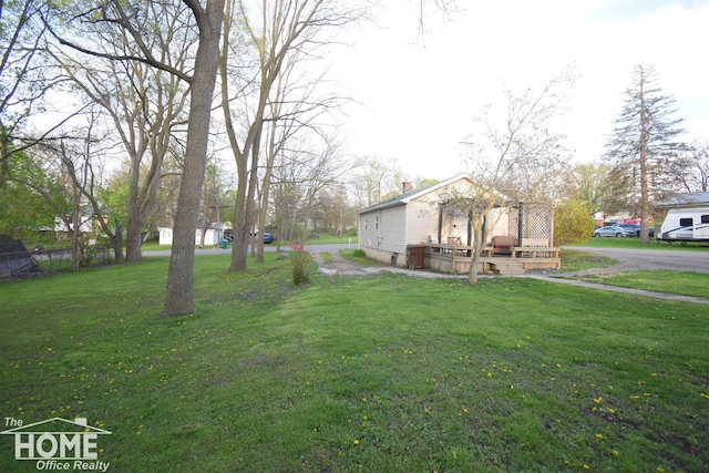 view of green lawn