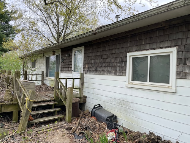 9550 Colgate Ave, Clarkston, MI 48348 - view of side of home with a wooden deck