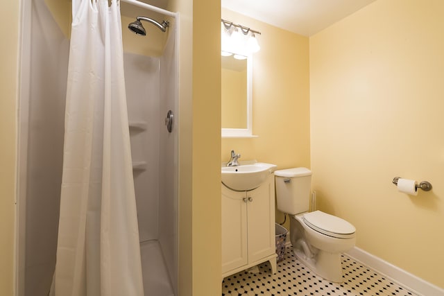 full bath with toilet, a shower with shower curtain, vanity, and baseboards