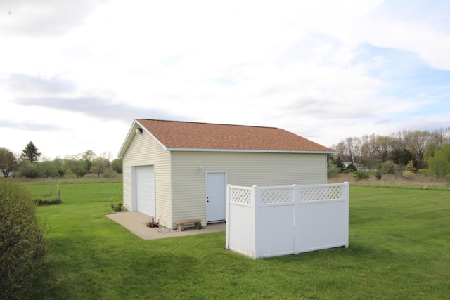 view of outdoor structure featuring an outbuilding