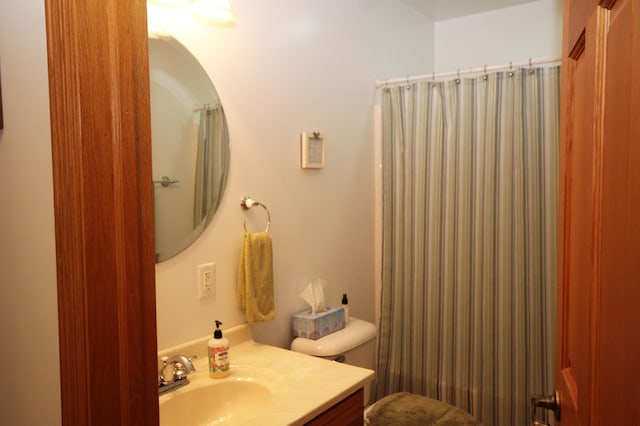 full bath featuring vanity, toilet, and a shower with curtain