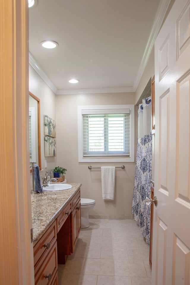 full bathroom with vanity, toilet, crown molding, and curtained shower