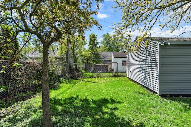 view of yard featuring an outdoor structure