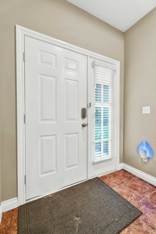 foyer entrance featuring baseboards