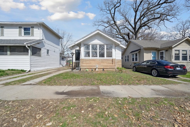 bungalow-style house with stone siding