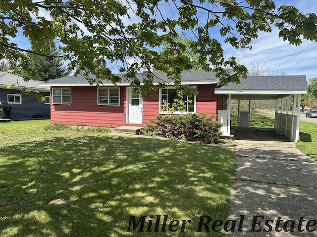 view of front facade featuring a front lawn, concrete driveway, and a carport