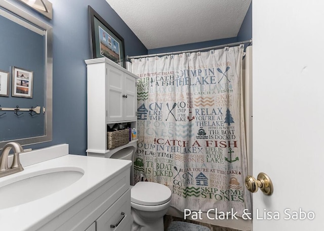 full bath featuring a textured ceiling, vanity, toilet, and a shower with curtain