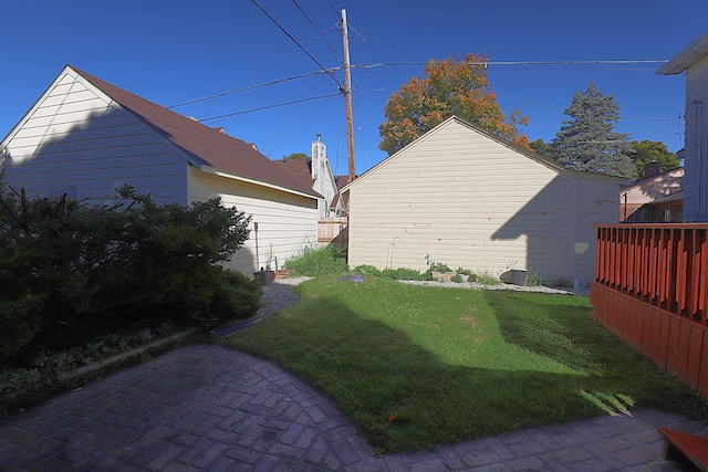 view of grassy yard featuring a patio area