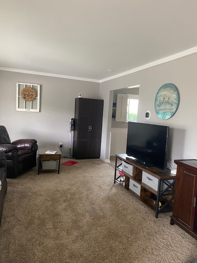 carpeted living room featuring crown molding and baseboards