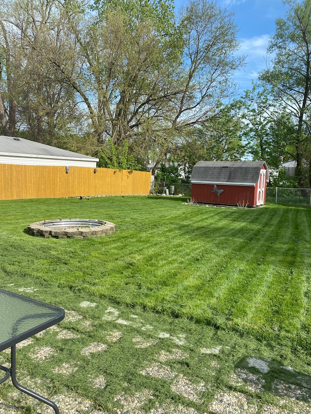 view of yard featuring an outbuilding and a storage unit