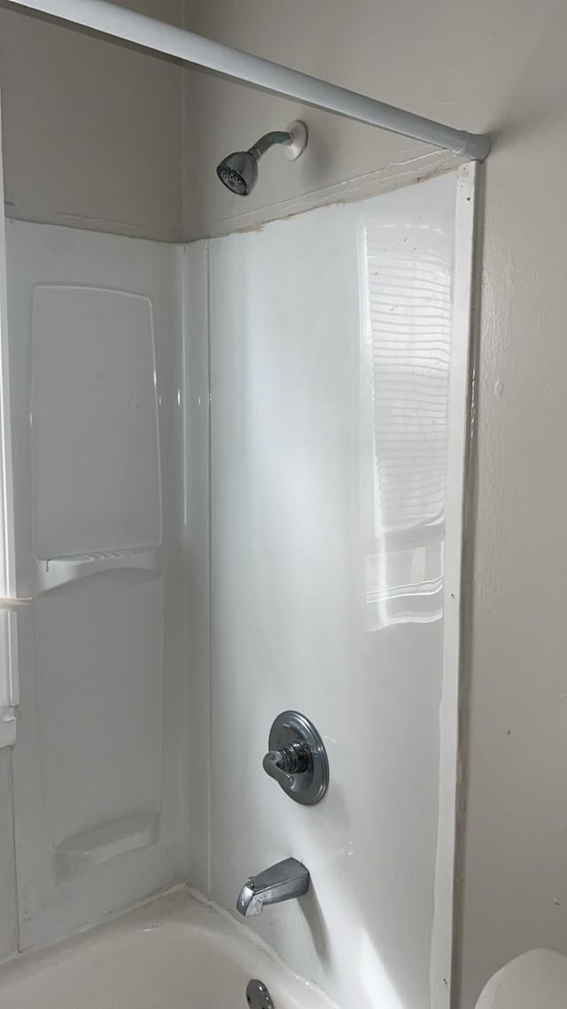 full bath with bathtub / shower combination
