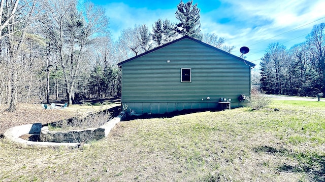 view of side of property featuring a lawn