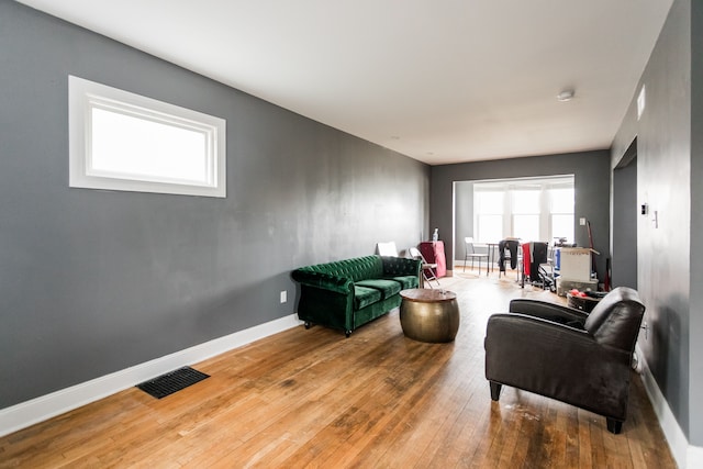 219 Waverly St, Highland Park, MI 48203 - living area featuring hardwood / wood-style flooring and baseboards