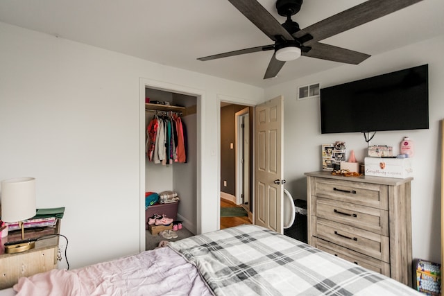 219 Waverly St, Highland Park, MI 48203 - carpeted bedroom with a closet, a ceiling fan, and baseboards