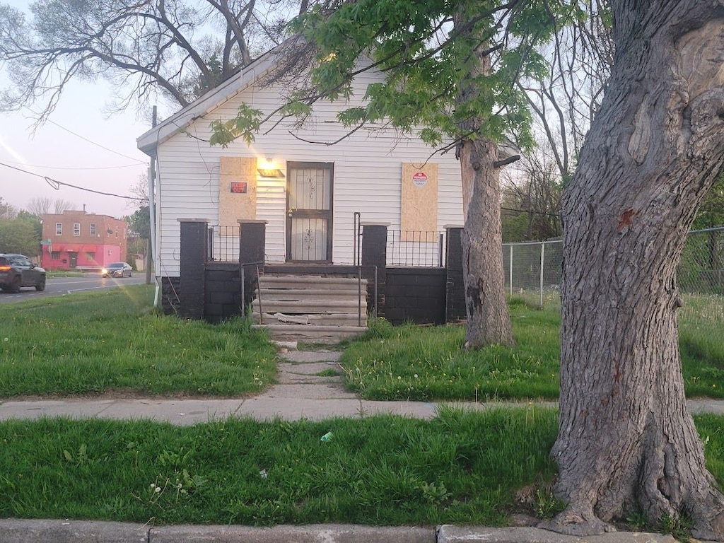 15114 Saratoga St, Detroit, MI 48205 - view of front of house with covered porch